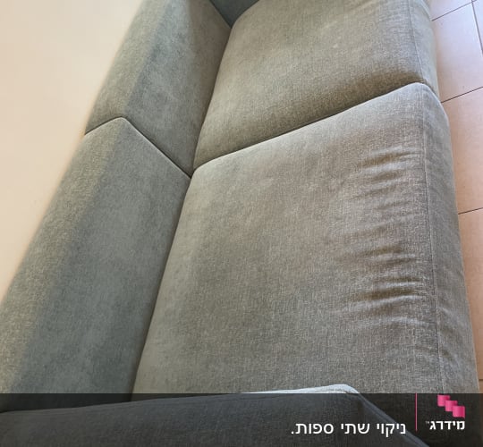 ספה אפורה על רצפת אריחים